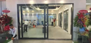 Khóa đa điểm – Bảo vệ cửa nhôm khỏi cong vênh