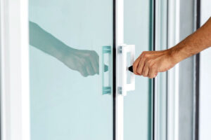 80% cửa kêu “cạch cạch” không phải do nhôm — mà do phụ kiện
