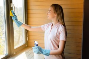 CÁCH VỆ SINH CỬA NHÔM KÍNH ĐƠN GIẢN – HIỆU QUẢ