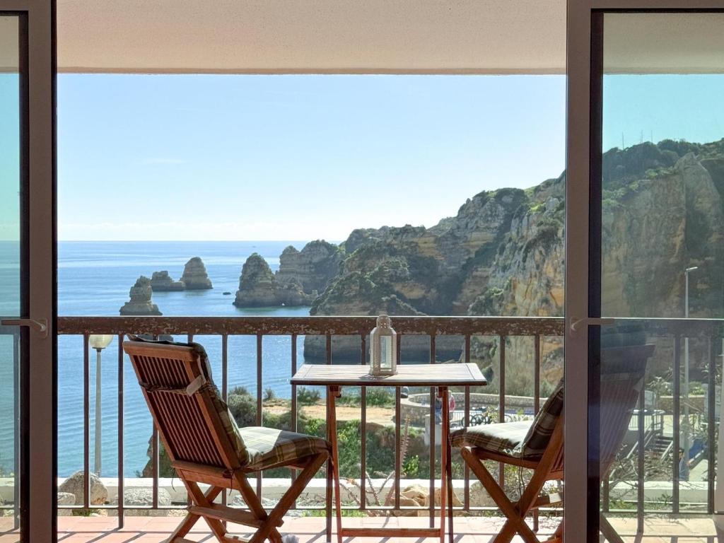 Ban công và mùi biển – khi gió muối chạm vào tay nắm (Phần 1)