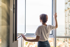 Tay nắm và tiếng “cạch” đầu ngày