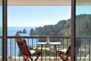 Ban công và mùi biển – khi gió muối chạm vào tay nắm (Phần 1)