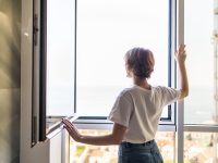 Tay nắm và tiếng “cạch” đầu ngày