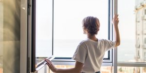 Tay nắm và tiếng “cạch” đầu ngày