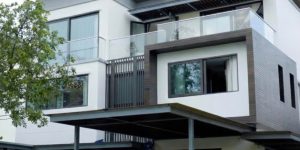 Phong cách tối giản hiện đại đòi hỏi sự hoàn hảo trong từng chi tiết. Phụ kiện CMECH kết hợp cùng hệ cửa nhôm MAXPRO.JP tạo nên bộ giải pháp cửa sang trọng, bền vững và chuẩn xác trong mọi chuyển động.