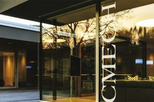 KHI CÁNH CỬA TRỞ THÀNH TÁC PHẨM NGHỆ THUẬT