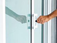 80% cửa kêu “cạch cạch” không phải do nhôm — mà do phụ kiện