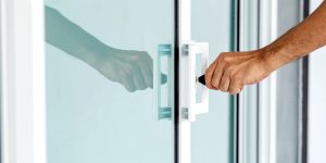 80% cửa kêu “cạch cạch” không phải do nhôm — mà do phụ kiện